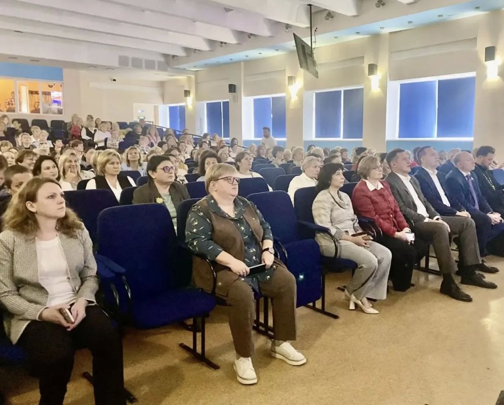 Депутаты городской Думы поздравили педагогов и руководителей учреждений образования Нижегородского района Депутаты городской Думы поздравили педагогов и руководителей учреждений образования Нижегородского района