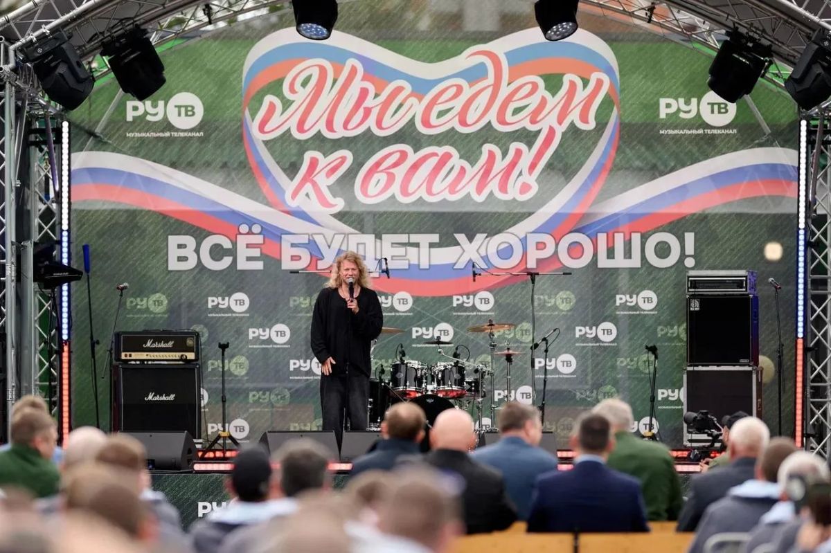 "Земляне", Александра Воробьёва и Роман Архипов выступили для военнослужащих, проходящих лечение и реабилитацию в Нижнем Новгороде "Земляне", Александра Воробьёва и Роман Архипов выступили для военнослужащих, проходящих лечение и реабилитацию в Нижнем Новгороде
