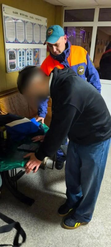 В Нижнем Новгороде мужчину достали из Волги после падения с пирса В Нижнем Новгороде мужчину достали из Волги после падения с пирса