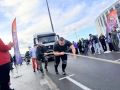 Когда люди сильнее машин.. В минувшие выходные возле нижегородского стадиона на Стрелке проходил фестиваль «Водители России», где один из участников установил новый рекорд страны