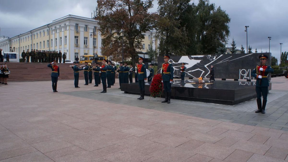 Под звуки праздничных орудий Под звуки праздничных орудий