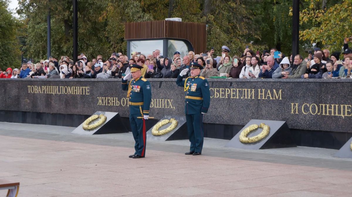 Под звуки праздничных орудий Под звуки праздничных орудий