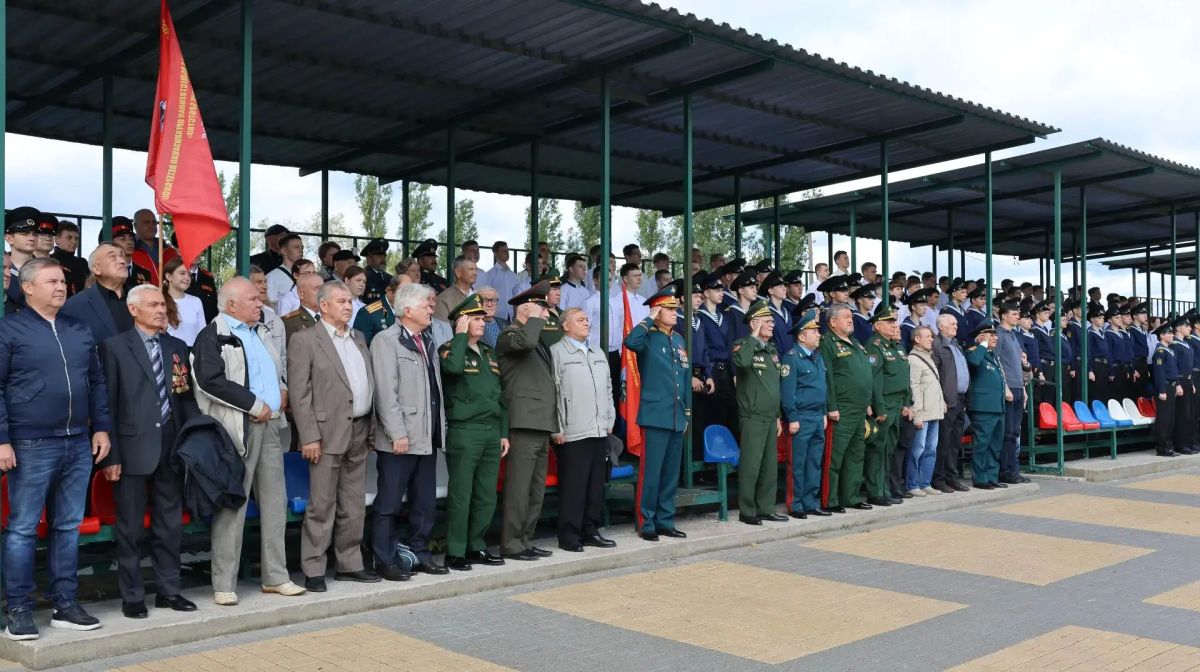Под звуки праздничных орудий Под звуки праздничных орудий