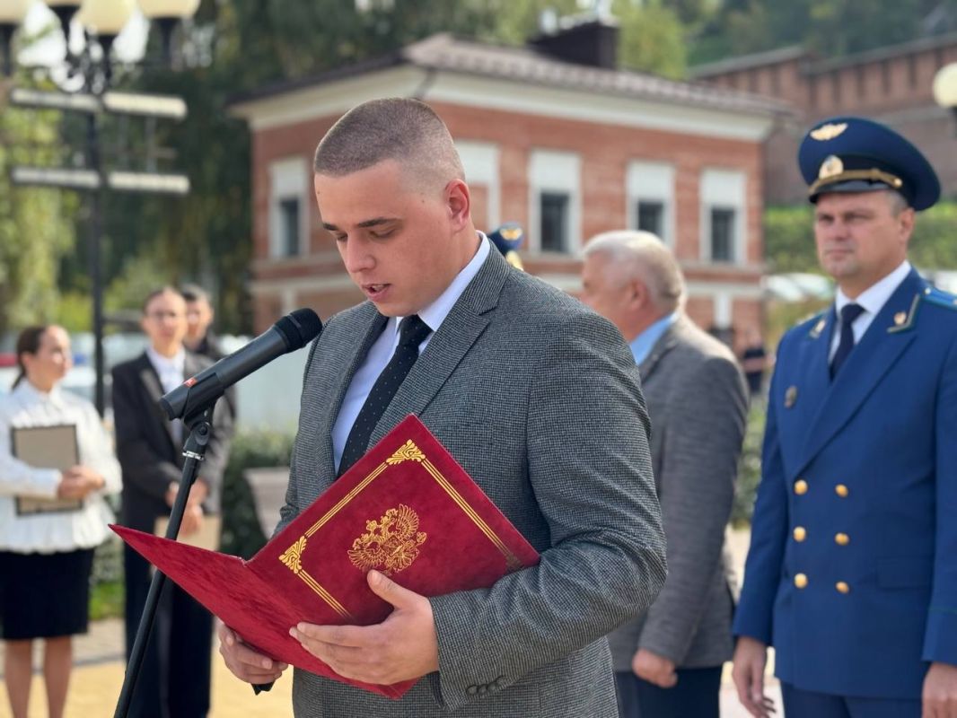 Сегодня в г. Нижнем Новгороде возле мемориала Петру I, основателю «ока государева», в торжественной обстановке молодые работники приняли Присягу прокурора Сегодня в г. Нижнем Новгороде возле мемориала Петру I, основателю «ока государева», в торжественной обстановке молодые работники приняли Присягу прокурора