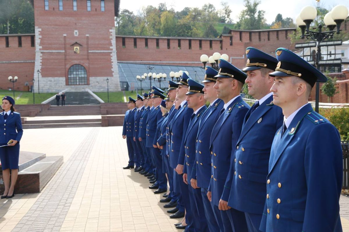 Сегодня в г. Нижнем Новгороде возле мемориала Петру I, основателю «ока государева», в торжественной обстановке молодые работники приняли Присягу прокурора Сегодня в г. Нижнем Новгороде возле мемориала Петру I, основателю «ока государева», в торжественной обстановке молодые работники приняли Присягу прокурора