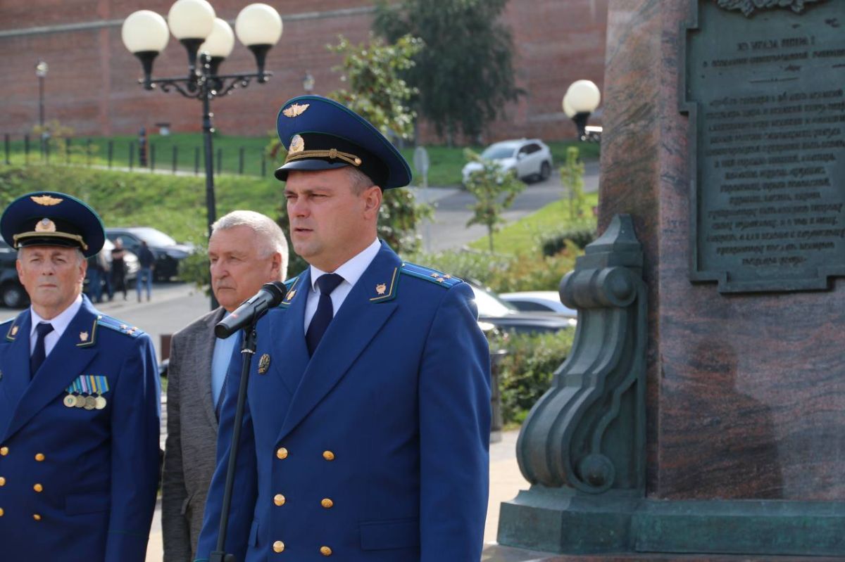 Сегодня в г. Нижнем Новгороде возле мемориала Петру I, основателю «ока государева», в торжественной обстановке молодые работники приняли Присягу прокурора