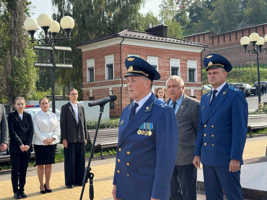 Сегодня в г. Нижнем Новгороде возле мемориала Петру I, основателю «ока государева», в торжественной обстановке молодые работники приняли Присягу прокурора Сегодня в г. Нижнем Новгороде возле мемориала Петру I, основателю «ока государева», в торжественной обстановке молодые работники приняли Присягу прокурора