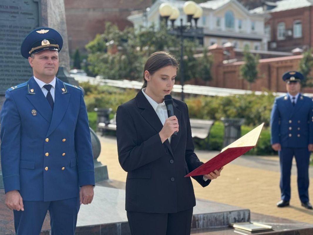 Сегодня в г. Нижнем Новгороде возле мемориала Петру I, основателю «ока государева», в торжественной обстановке молодые работники приняли Присягу прокурора Сегодня в г. Нижнем Новгороде возле мемориала Петру I, основателю «ока государева», в торжественной обстановке молодые работники приняли Присягу прокурора