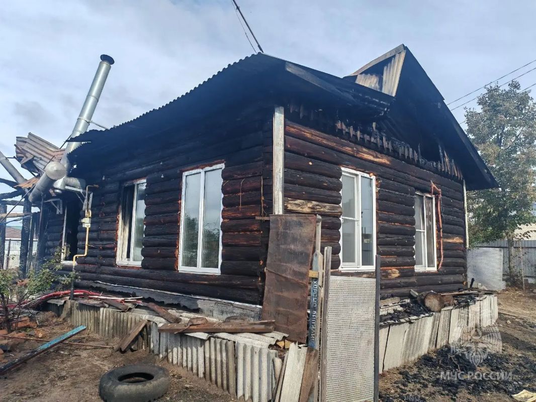 В поселке Память Парижской Коммуны полностью загорелся жилой дом В поселке Память Парижской Коммуны полностью загорелся жилой дом