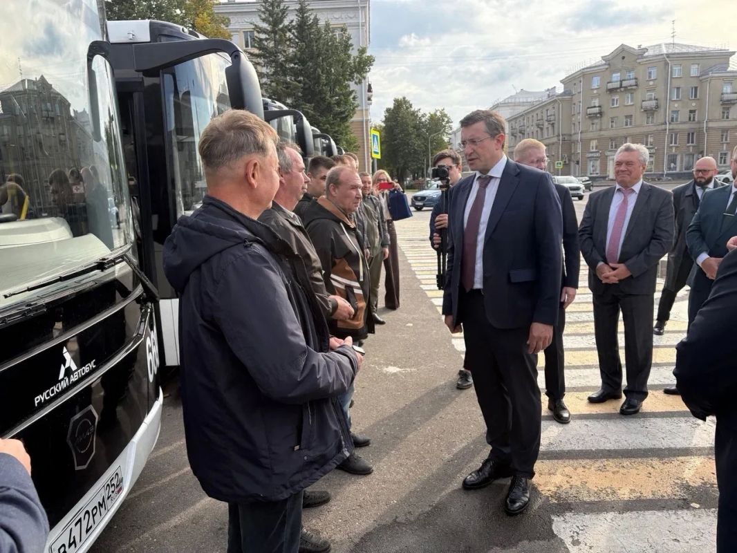 Глеб Никитин: Во время рабочей поездки в Саров проезжал через главную площадь и заметил колонну из 9 новеньких, красивых автобусов Глеб Никитин: Во время рабочей поездки в Саров проезжал через главную площадь и заметил колонну из 9 новеньких, красивых автобусов