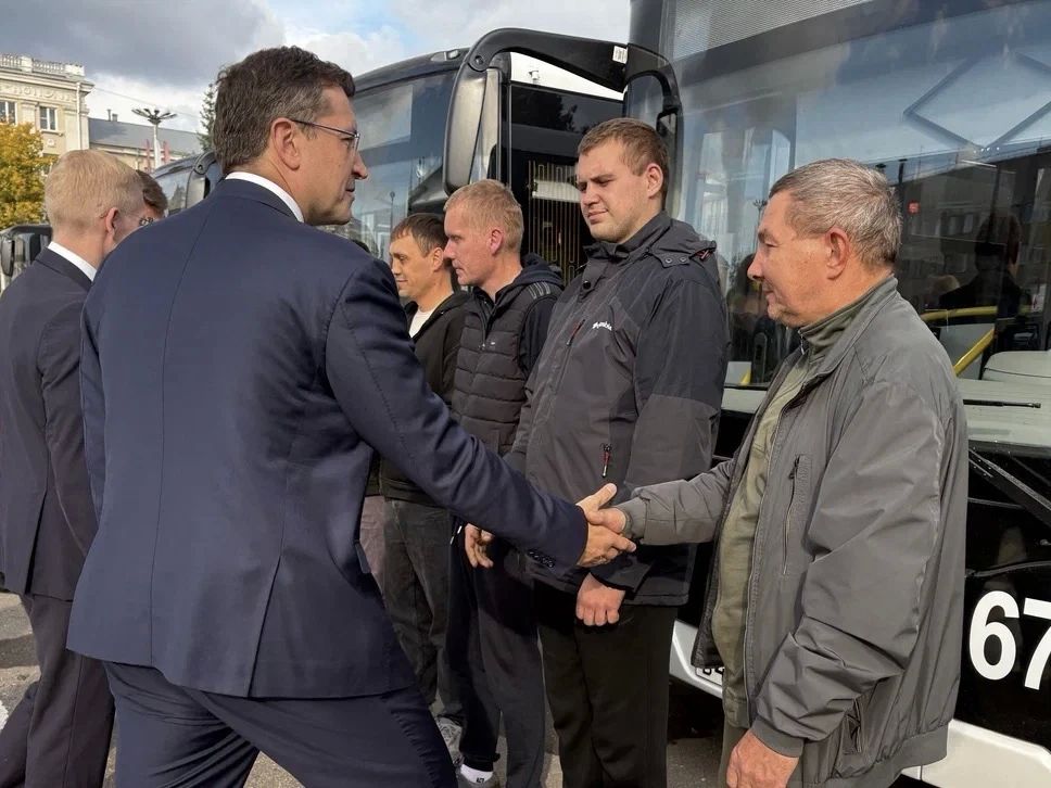 Глеб Никитин: Во время рабочей поездки в Саров проезжал через главную площадь и заметил колонну из 9 новеньких, красивых автобусов Глеб Никитин: Во время рабочей поездки в Саров проезжал через главную площадь и заметил колонну из 9 новеньких, красивых автобусов