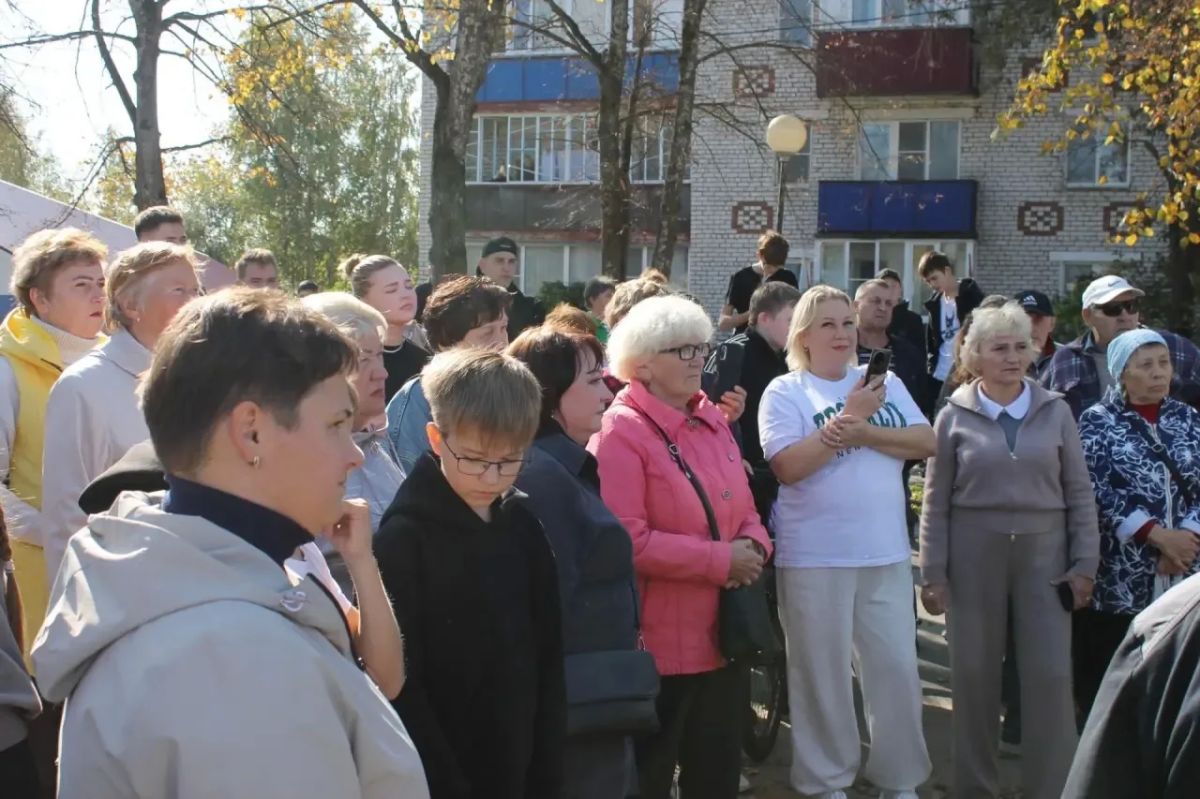 Глеб Никитин: После возложения цветов на площади в Вахтане пообщался с жителями Глеб Никитин: После возложения цветов на площади в Вахтане пообщался с жителями