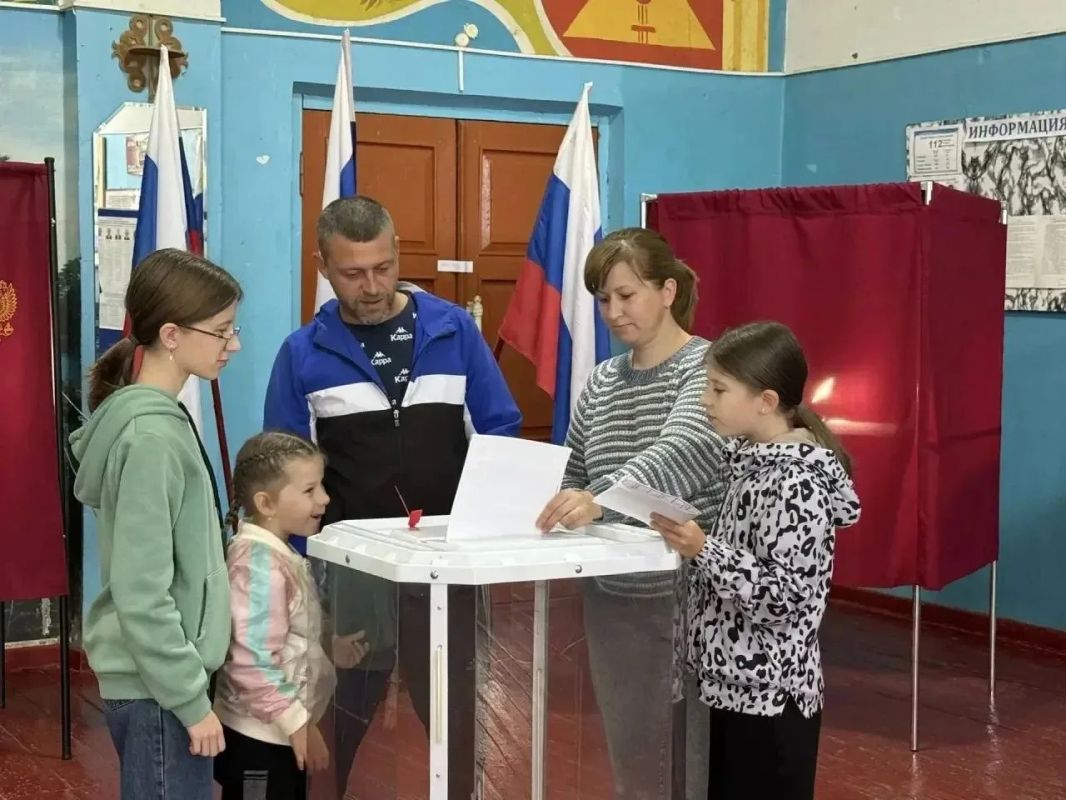 Голосование по-семейному!. Для многих избирателей голосование – не просто слово Голосование по-семейному!. Для многих избирателей голосование – не просто слово