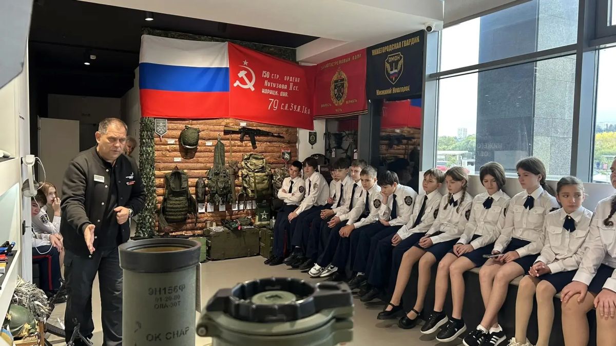 Сотрудники следственного управления организовали для кадет ведомства экскурсию в музей СВО Сотрудники следственного управления организовали для кадет ведомства экскурсию в музей СВО