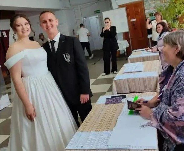 Из ЗАГСа – на выборы: Нижегородские молодожены пришли на избирательный участок сразу после дворца бракосочетания Из ЗАГСа – на выборы: Нижегородские молодожены пришли на избирательный участок сразу после дворца бракосочетания
