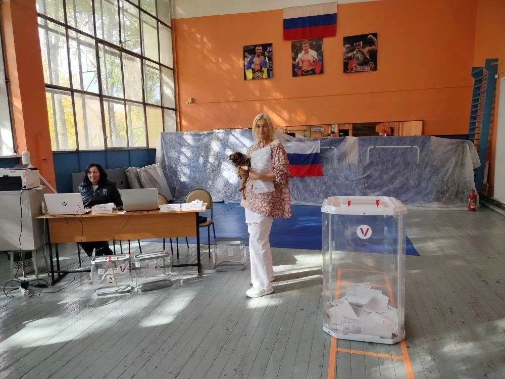 Хвостатые тоже голосуют!. Смотрите, кто приходит на избирательные участки! Оказывается, у нас не только избиратели активно приходят голосовать – но и их питомцы! – «Я за стабильность и больше прогулок!» – заявил один... Хвостатые тоже голосуют!. Смотрите, кто приходит на избирательные участки! Оказывается, у нас не только избиратели активно приходят голосовать – но и их питомцы! – «Я за стабильность и больше прогулок!» – заявил один...
