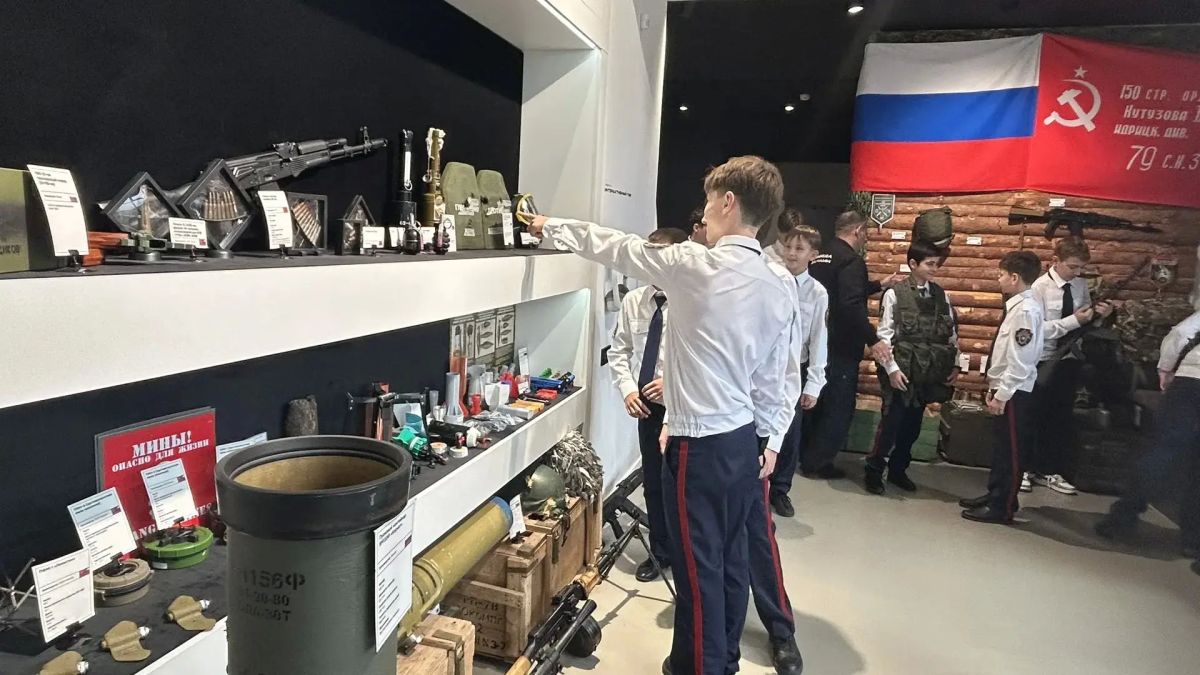 Сотрудники следственного управления организовали для кадет ведомства экскурсию в музей СВО Сотрудники следственного управления организовали для кадет ведомства экскурсию в музей СВО