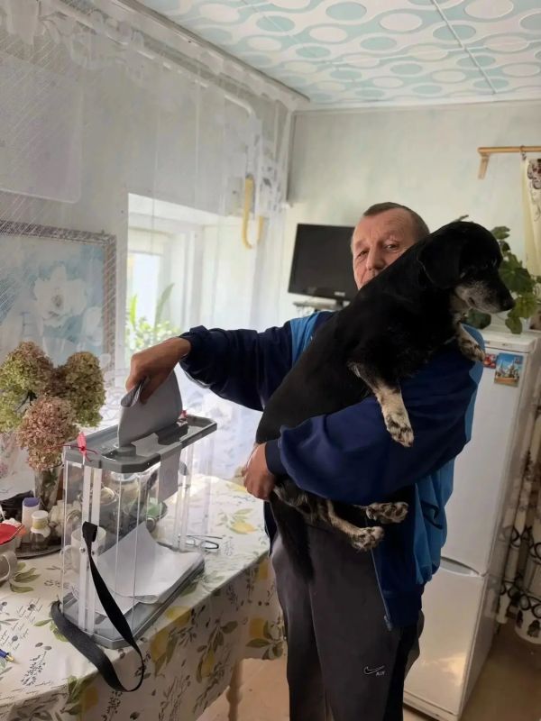 Хвостатые тоже голосуют!. Смотрите, кто приходит на избирательные участки! Оказывается, у нас не только избиратели активно приходят голосовать – но и их питомцы! – «Я за стабильность и больше прогулок!» – заявил один... Хвостатые тоже голосуют!. Смотрите, кто приходит на избирательные участки! Оказывается, у нас не только избиратели активно приходят голосовать – но и их питомцы! – «Я за стабильность и больше прогулок!» – заявил один...