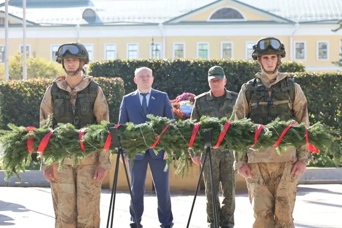 Максим Ребров дал старт марш-броску Нижегородских курсантов по пути народного ополчения 1612 года Максим Ребров дал старт марш-броску Нижегородских курсантов по пути народного ополчения 1612 года