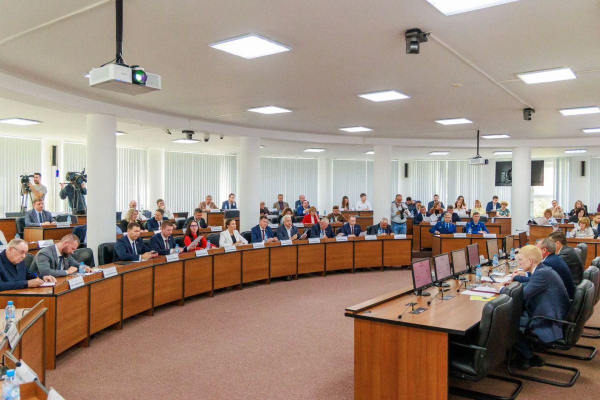 Юрий Шалабаев: Сегодня на заседании городской Думы приняли уточнения бюджета 2026 года: доходы и расходы увеличены более чем на 8 млрд рублей