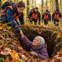 Пенсионерка двое суток провела в лесу в яме с колючей проволокой