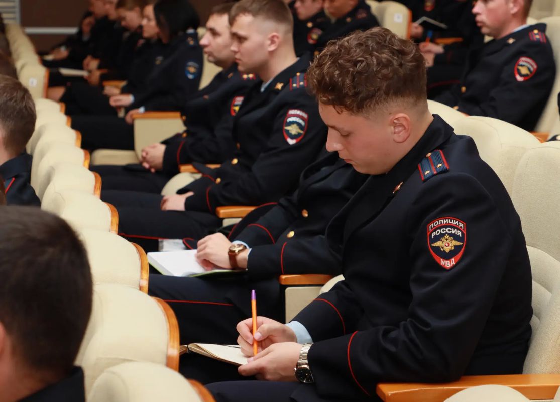 Генерал-лейтенант полиции Юрий Арсентьев поприветствовал молодых сотрудников в рядах ОВД региона Генерал-лейтенант полиции Юрий Арсентьев поприветствовал молодых сотрудников в рядах ОВД региона