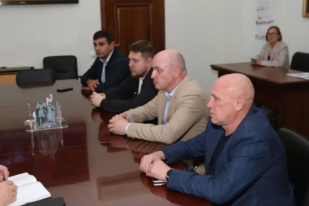Провел рабочую встречу с руководством Федерации армейского рукопашного боя Нижегородской области — президентом Михаилом Рословым и исполнительным директором Дмитрием Репниковым, директором кстовского Центра АРБ Ильей... Провел рабочую встречу с руководством Федерации армейского рукопашного боя Нижегородской области — президентом Михаилом Рословым и исполнительным директором Дмитрием Репниковым, директором кстовского Центра АРБ Ильей...