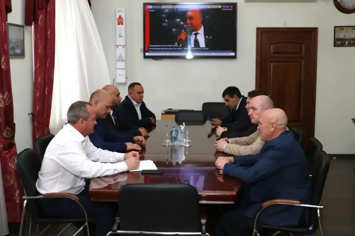 Провел рабочую встречу с руководством Федерации армейского рукопашного боя Нижегородской области — президентом Михаилом Рословым и исполнительным директором Дмитрием Репниковым, директором кстовского Центра АРБ Ильей... Провел рабочую встречу с руководством Федерации армейского рукопашного боя Нижегородской области — президентом Михаилом Рословым и исполнительным директором Дмитрием Репниковым, директором кстовского Центра АРБ Ильей...