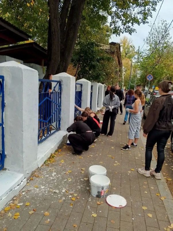 Светлана Досаева совместно с волонтерами и студентами благоустроили территорию центра «Ласточка» Светлана Досаева совместно с волонтерами и студентами благоустроили территорию центра «Ласточка»