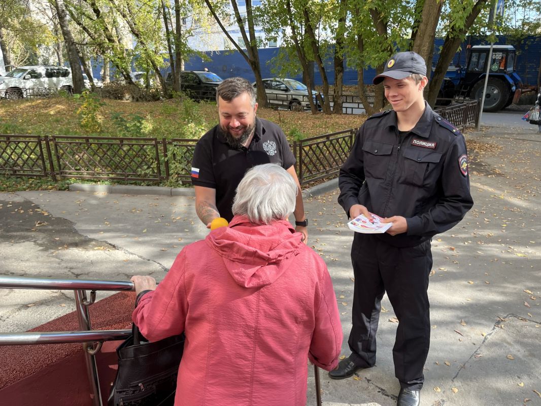 Городская полиция в рамках акции «Ваша безопасность – наша забота!» поздравила старшее поколение с Днём пожилого человека Городская полиция в рамках акции «Ваша безопасность – наша забота!» поздравила старшее поколение с Днём пожилого человека