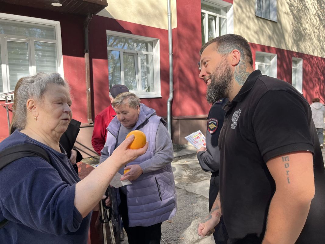 Городская полиция в рамках акции «Ваша безопасность – наша забота!» поздравила старшее поколение с Днём пожилого человека Городская полиция в рамках акции «Ваша безопасность – наша забота!» поздравила старшее поколение с Днём пожилого человека