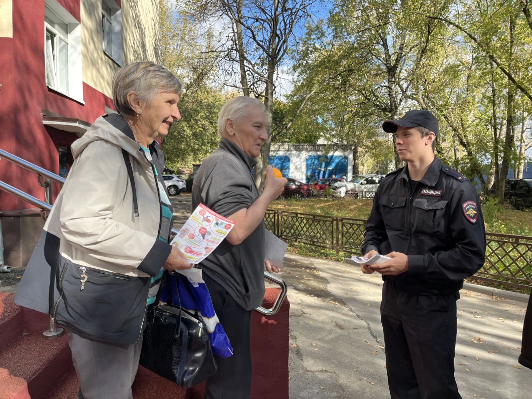 Городская полиция в рамках акции «Ваша безопасность – наша забота!» поздравила старшее поколение с Днём пожилого человека Городская полиция в рамках акции «Ваша безопасность – наша забота!» поздравила старшее поколение с Днём пожилого человека