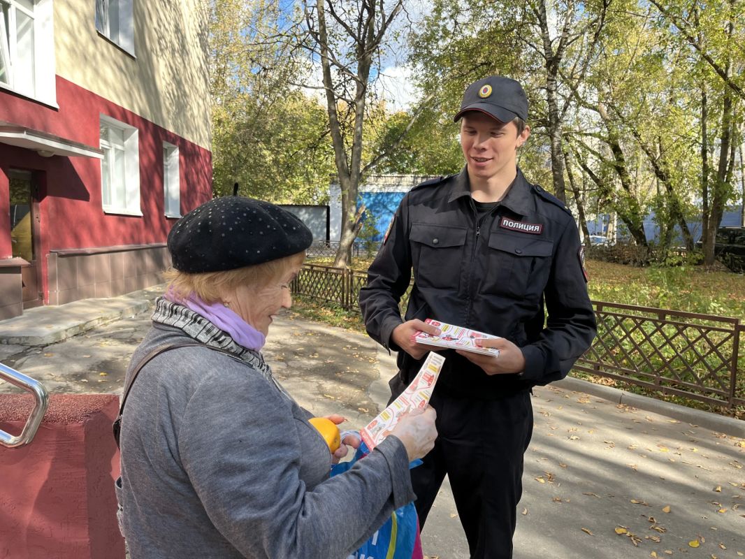 Городская полиция в рамках акции «Ваша безопасность – наша забота!» поздравила старшее поколение с Днём пожилого человека Городская полиция в рамках акции «Ваша безопасность – наша забота!» поздравила старшее поколение с Днём пожилого человека