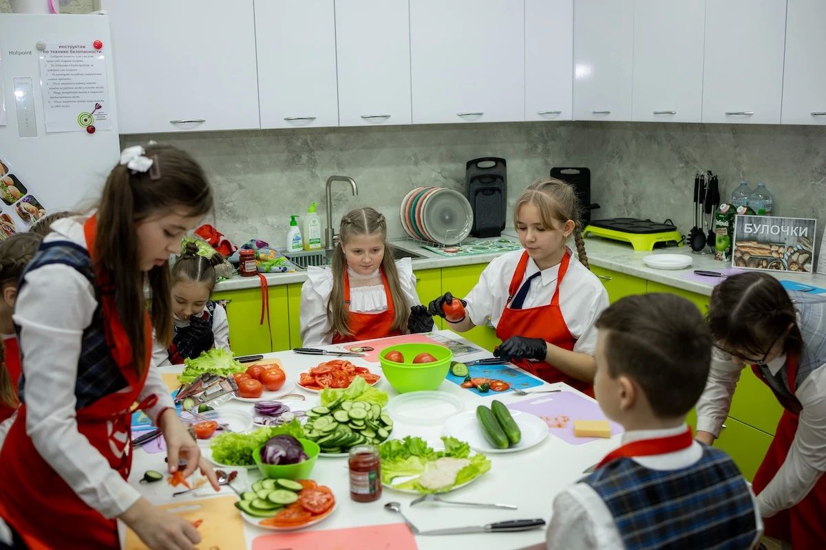 Представьте, что вас уже в детстве научили правильно питаться и готовить здоровую еду — классно было бы? Представьте, что вас уже в детстве научили правильно питаться и готовить здоровую еду — классно было бы?