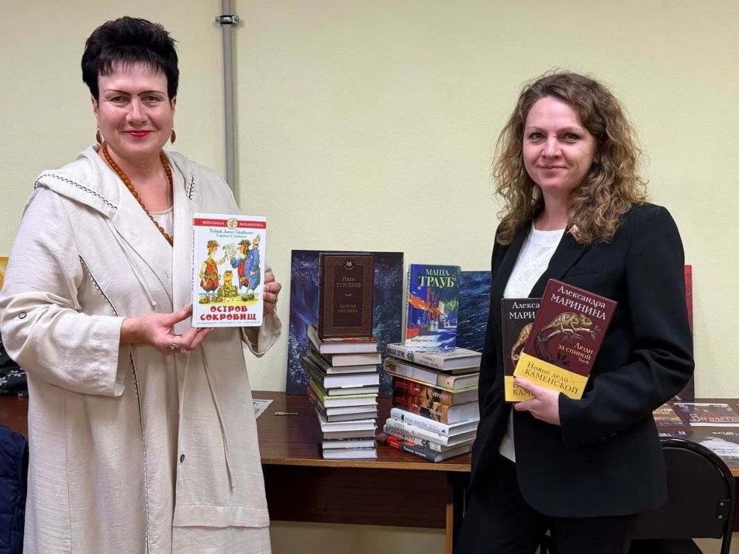 Светлана Досаева пополнила фонд библиотеки им. А.П. Чехова новыми книгами