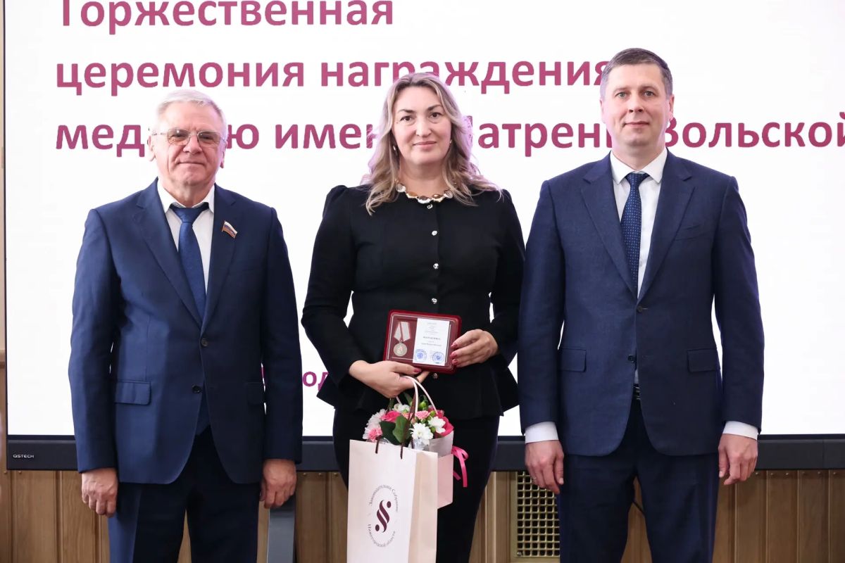 Сегодня во Дворце пионеров имени Чкалова вместе с Андреем Гнеушевым впервые вручили новые областные медали имени Матрены Вольской Сегодня во Дворце пионеров имени Чкалова вместе с Андреем Гнеушевым впервые вручили новые областные медали имени Матрены Вольской