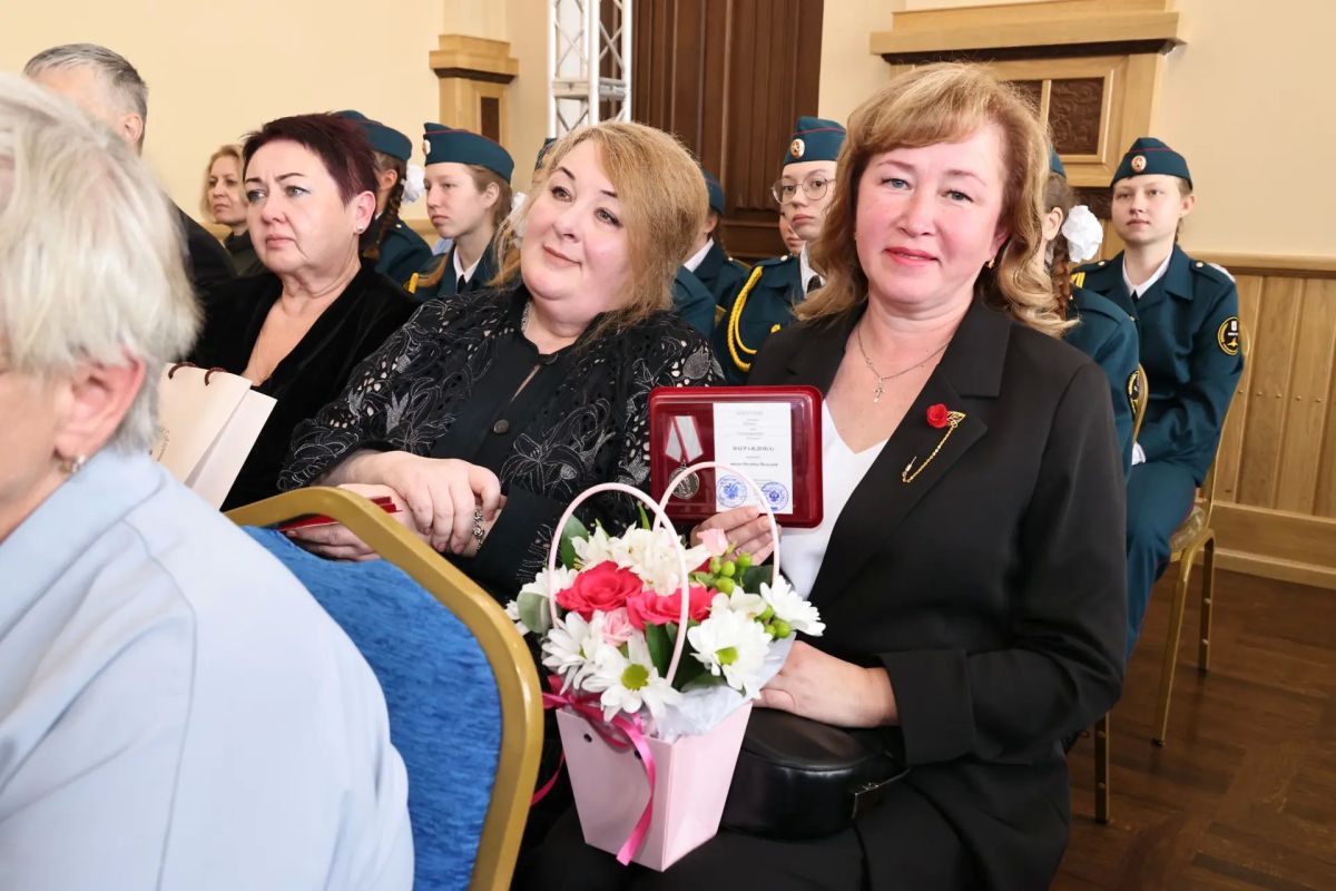 Сегодня во Дворце пионеров имени Чкалова вместе с Андреем Гнеушевым впервые вручили новые областные медали имени Матрены Вольской Сегодня во Дворце пионеров имени Чкалова вместе с Андреем Гнеушевым впервые вручили новые областные медали имени Матрены Вольской