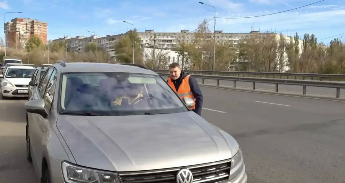 Продолжаем помогать!. На дежурство на городские АЗС вышли более тысячи муниципальных служащих и сотрудников подведомственных администрации города организаций. Их можно узнать по спецманишкам
