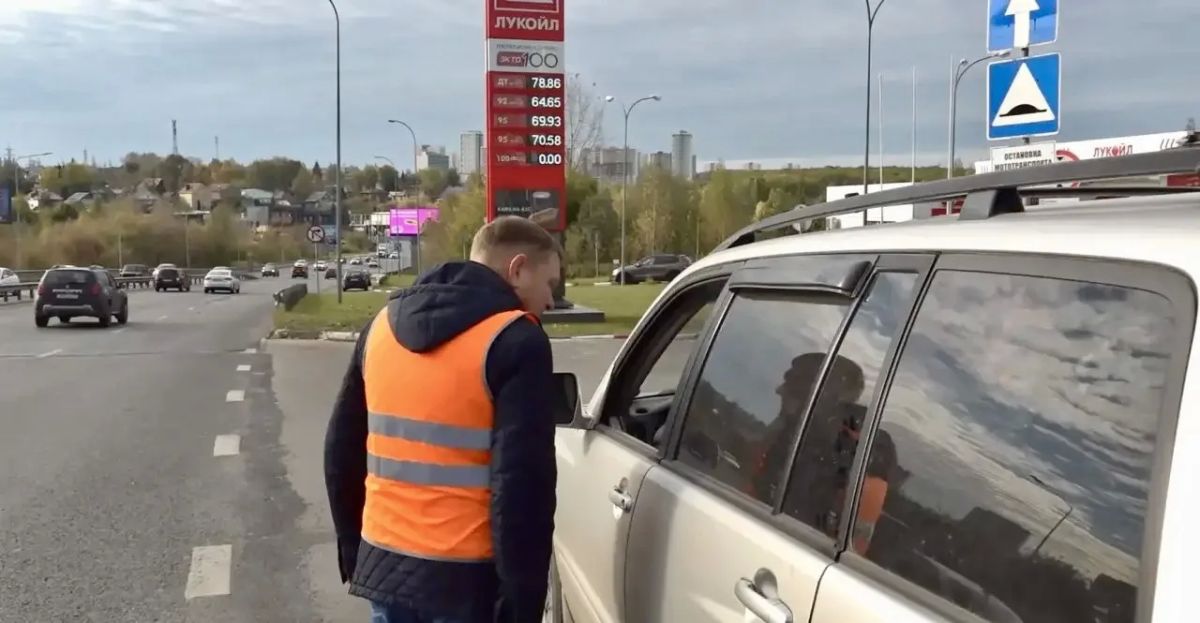Продолжаем помогать!. На дежурство на городские АЗС вышли более тысячи муниципальных служащих и сотрудников подведомственных администрации города организаций. Их можно узнать по спецманишкам Продолжаем помогать!. На дежурство на городские АЗС вышли более тысячи муниципальных служащих и сотрудников подведомственных администрации города организаций. Их можно узнать по спецманишкам