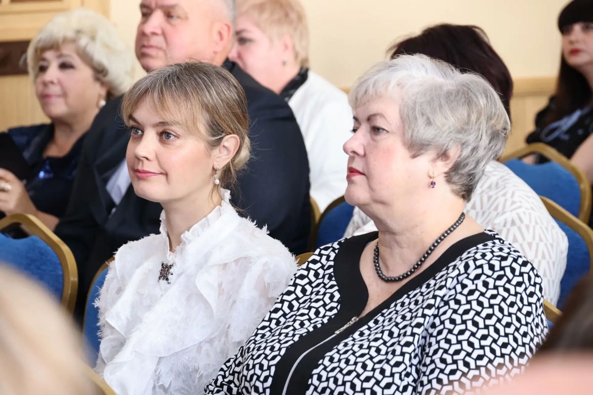 Сегодня во Дворце пионеров имени Чкалова вместе с Андреем Гнеушевым впервые вручили новые областные медали имени Матрены Вольской Сегодня во Дворце пионеров имени Чкалова вместе с Андреем Гнеушевым впервые вручили новые областные медали имени Матрены Вольской