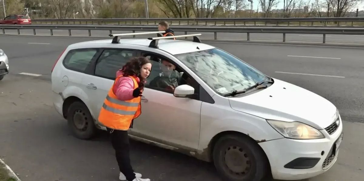 Продолжаем помогать!. На дежурство на городские АЗС вышли более тысячи муниципальных служащих и сотрудников подведомственных администрации города организаций. Их можно узнать по спецманишкам Продолжаем помогать!. На дежурство на городские АЗС вышли более тысячи муниципальных служащих и сотрудников подведомственных администрации города организаций. Их можно узнать по спецманишкам