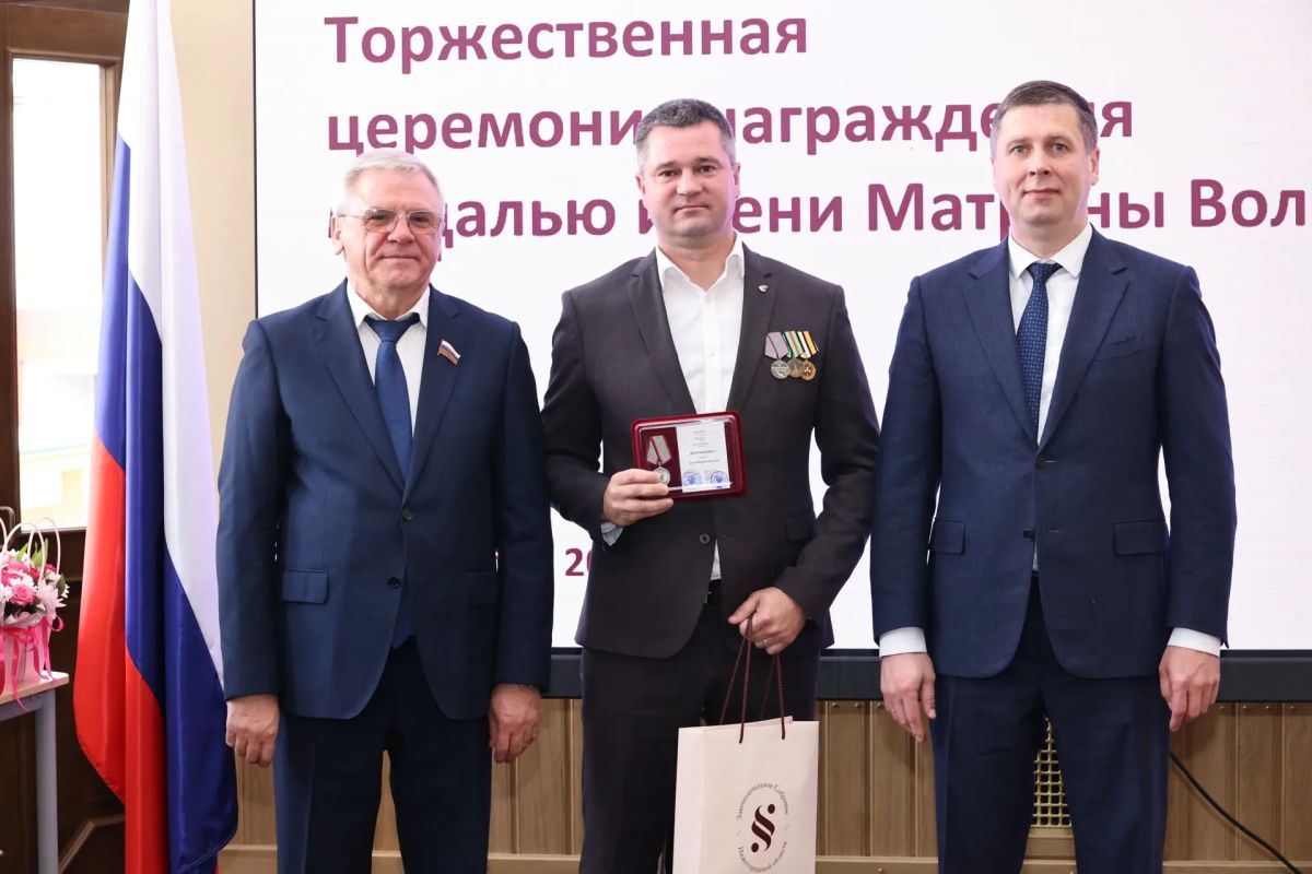 Сегодня во Дворце пионеров имени Чкалова вместе с Андреем Гнеушевым впервые вручили новые областные медали имени Матрены Вольской Сегодня во Дворце пионеров имени Чкалова вместе с Андреем Гнеушевым впервые вручили новые областные медали имени Матрены Вольской