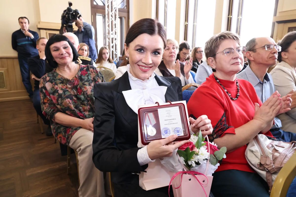 Сегодня во Дворце пионеров имени Чкалова вместе с Андреем Гнеушевым впервые вручили новые областные медали имени Матрены Вольской Сегодня во Дворце пионеров имени Чкалова вместе с Андреем Гнеушевым впервые вручили новые областные медали имени Матрены Вольской
