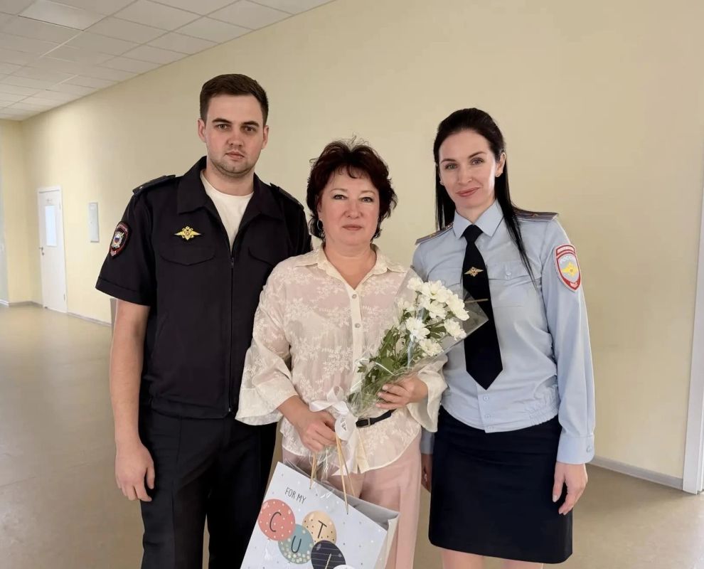 В Сарове полицейские поздравили своего школьного педагога с Днем учителя В Сарове полицейские поздравили своего школьного педагога с Днем учителя