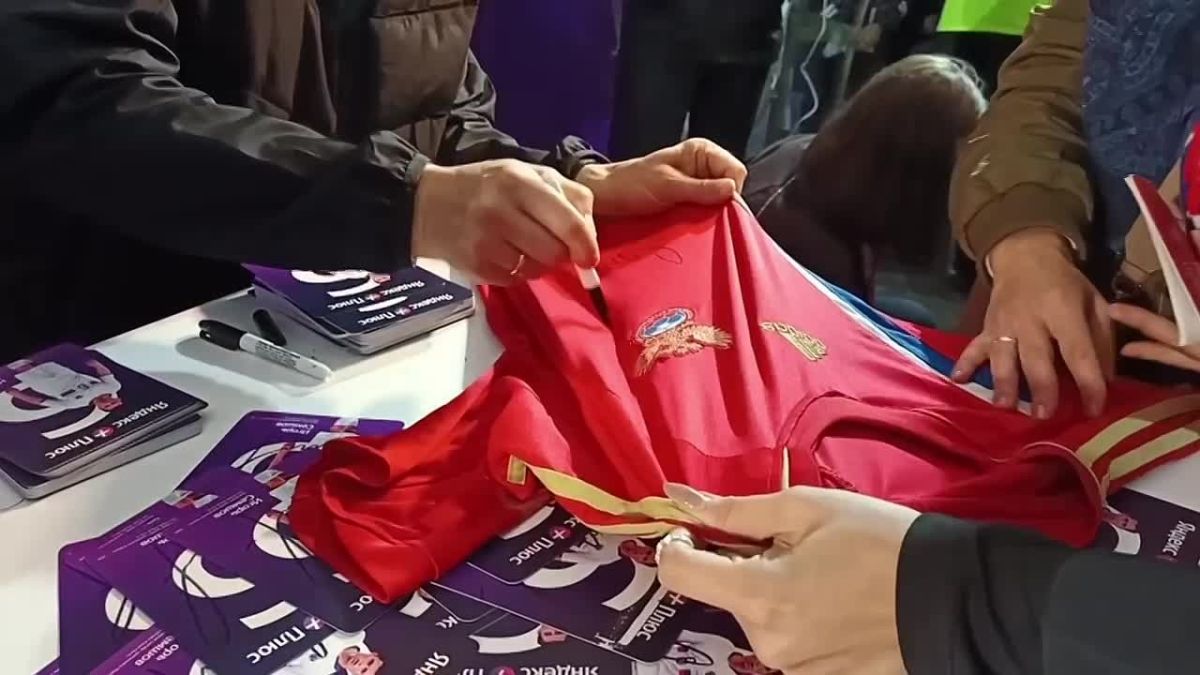 Футбольные звёзды развлекают болельщиков перед матчем сборных России и Нигерии