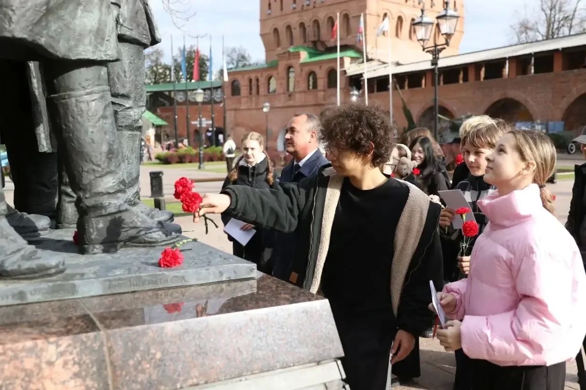 Сегодня дали старт осеннему этапу второго сезона историко-патриотического проекта «Единство — путь к Победе».Вновь экскурсоводами на маршруте стали учителя истории — именно они помогают ребятам увидеть за датами и событиями... Сегодня дали старт осеннему этапу второго сезона историко-патриотического проекта «Единство — путь к Победе».Вновь экскурсоводами на маршруте стали учителя истории — именно они помогают ребятам увидеть за датами и событиями...