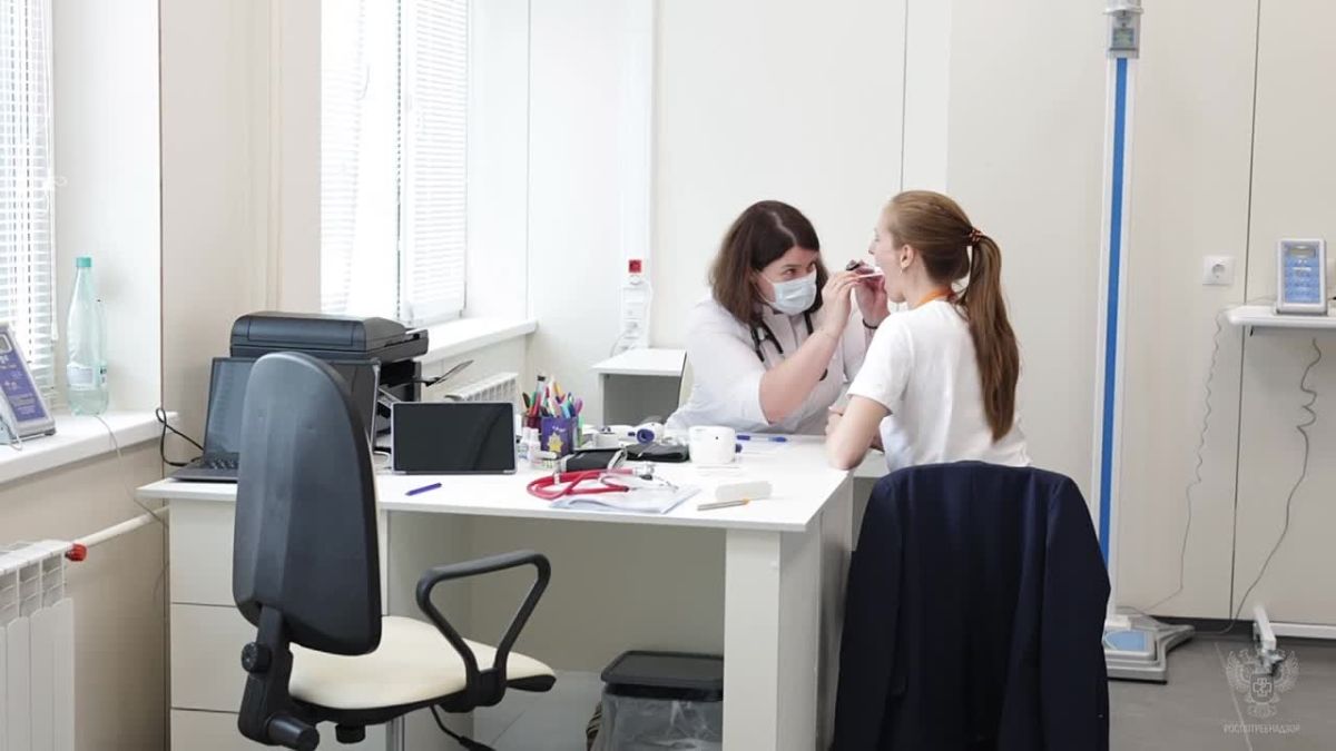 Вакцинация против гриппа в школах — это ежегодная профилактическая мера, которая помогает снизить риск распространения вируса в коллективе и защитить детей от осложнений
