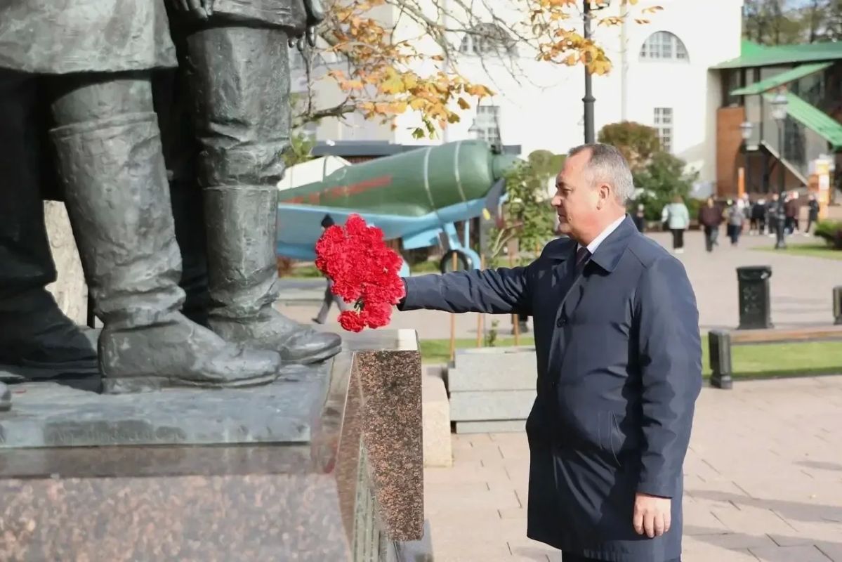Сегодня дали старт осеннему этапу второго сезона историко-патриотического проекта «Единство — путь к Победе».Вновь экскурсоводами на маршруте стали учителя истории — именно они помогают ребятам увидеть за датами и событиями... Сегодня дали старт осеннему этапу второго сезона историко-патриотического проекта «Единство — путь к Победе».Вновь экскурсоводами на маршруте стали учителя истории — именно они помогают ребятам увидеть за датами и событиями...