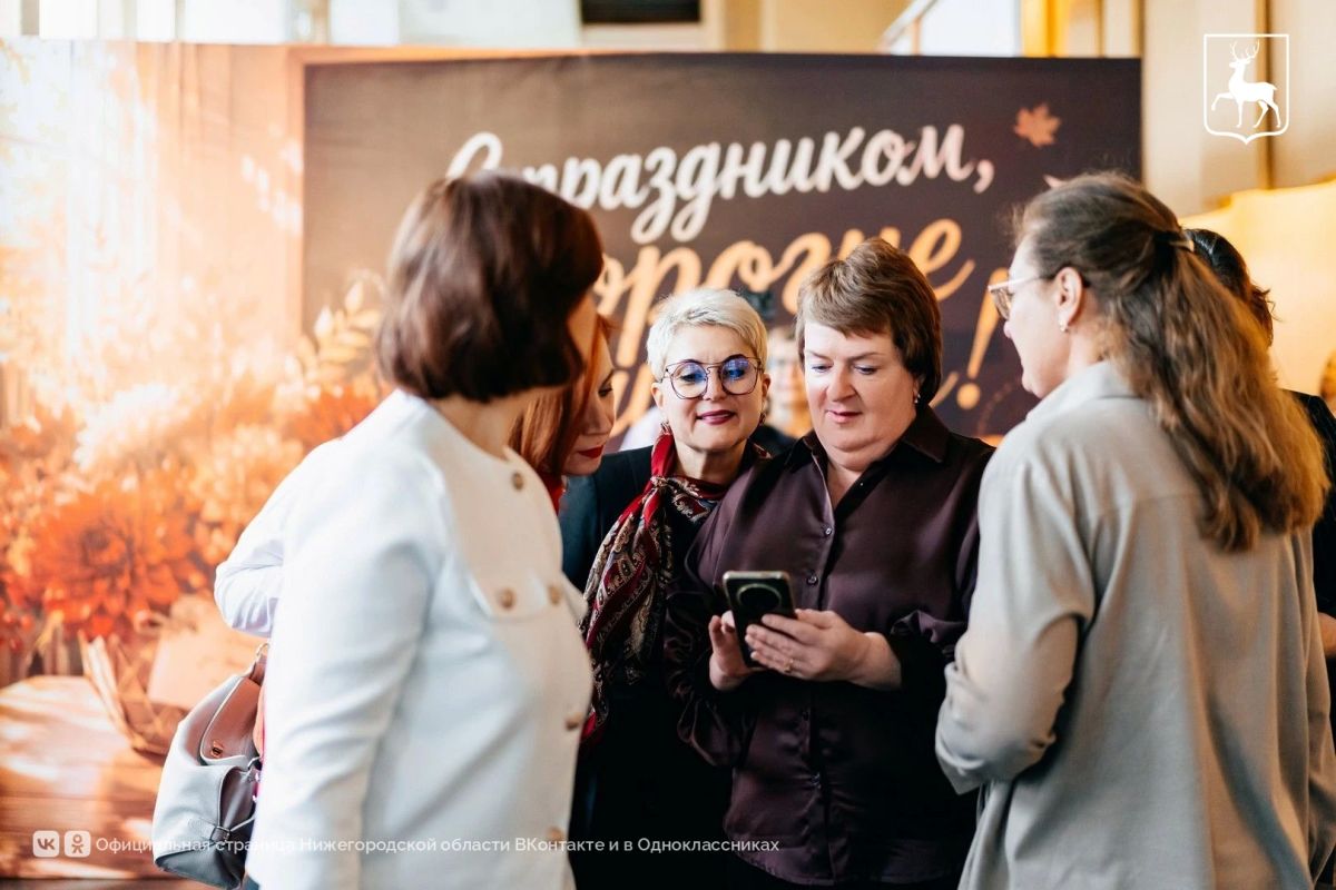 Около 100 нижегородских педагогов, воспитателей и управленцев отметили правительственными и ведомственными наградами в День учителя