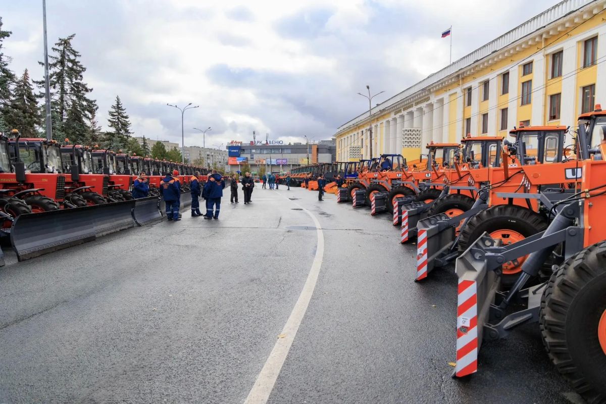 Более 150 единиц новенькой техники будет помогать дорожным службам этой зимой в борьбе со снегом Более 150 единиц новенькой техники будет помогать дорожным службам этой зимой в борьбе со снегом